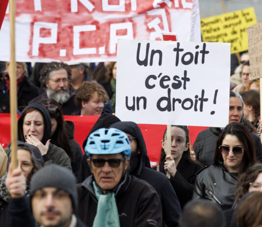 « Nous achetons le capitalisme » : les coopératives en lutte contre la crise du logement Manifestation crise du logement loyer bail