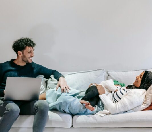 La droite parlementaire attaque la protection de maternité Congé parental