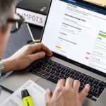 STEUERERKLAERUNG, STEUER, STEUERN, ONLINE-STEUERERKLAERUNG, SYMBOLBILD, POLITIK, FINANZEN,  WAADT,  ORDNER,  LAPTOP, ONLINE,