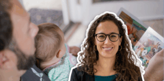 Une femme souriante aux cheveux bouclés et portant des lunettes apparaît en surimpression sur la droite de l’image. À l’arrière-plan, une personne adulte tient un bébé sur ses genoux et lui lit un livre illustré dans une pièce lumineuse.