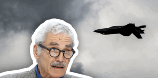 Sur un ciel nuageux, un avion de chasse furtif F-35 noir en vol à droite, et à gauche Oswald Sigg, un homme âgé aux cheveux gris et à la moustache, portant des lunettes et détaché sur un contour blanc.