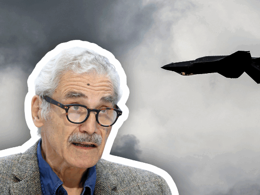 L’ancien porte-parole du Conseil fédéral estime qu’une nouvelle votation sur les F-35 serait pertinente Sur un ciel nuageux, un avion de chasse furtif F-35 noir en vol à droite, et à gauche Oswald Sigg, un homme âgé aux cheveux gris et à la moustache, portant des lunettes et détaché sur un contour blanc.