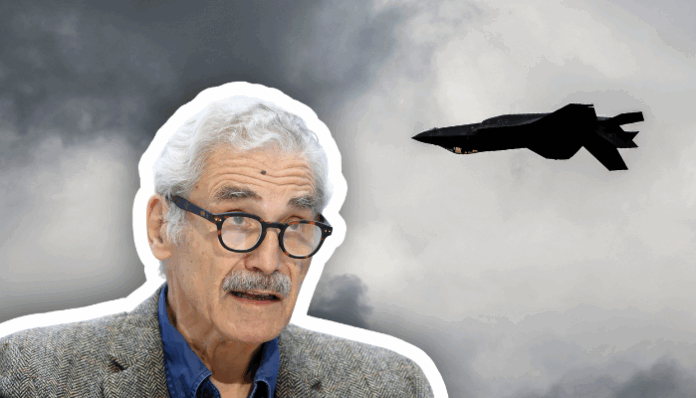 Sur un ciel nuageux, un avion de chasse furtif F-35 noir en vol à droite, et à gauche Oswald Sigg, un homme âgé aux cheveux gris et à la moustache, portant des lunettes et détaché sur un contour blanc.