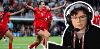 Montage visuel : à gauche, plusieurs footballeuses en maillots rouges arborant la croix blanche de la Suisse célèbrent un but sur un terrain vert, l’une d’elles, portant le n° 7, court bras ouverts, visage rayonnant. À droite, en surimpression sur fond blanc, une commentatrice assise devant un ordinateur portable, coiffé d’un casque audio avec micro, regarde l’écran concentré.