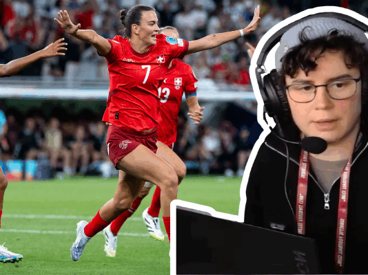 L’Euro 2025 cartonne, mais le foot féminin « dérange encore » Montage visuel : à gauche, plusieurs footballeuses en maillots rouges arborant la croix blanche de la Suisse célèbrent un but sur un terrain vert, l’une d’elles, portant le n° 7, court bras ouverts, visage rayonnant. À droite, en surimpression sur fond blanc, une commentatrice assise devant un ordinateur portable, coiffé d’un casque audio avec micro, regarde l’écran concentré.
