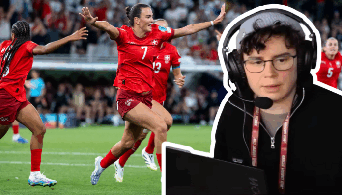 Montage visuel : à gauche, plusieurs footballeuses en maillots rouges arborant la croix blanche de la Suisse célèbrent un but sur un terrain vert, l’une d’elles, portant le n° 7, court bras ouverts, visage rayonnant. À droite, en surimpression sur fond blanc, une commentatrice assise devant un ordinateur portable, coiffé d’un casque audio avec micro, regarde l’écran concentré.