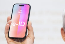 e-ID : une identité numérique pour la Suisse Un homme tient un smartphone sur lequel apparaît en grand le mot ‹e-ID›. L’image illustre l’identité électronique prévue en Suisse
