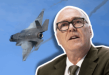 Le Conseil fédéral maintient l’achat des F-35 — plusieurs scénarios sont désormais possibles Collage montrant le portrait d’un homme en costume, chemise, cravate et lunettes, en pleine prise de parole, sur un fond de ciel bleu où un avion de chasse F-35 effectue une montée abrupte.