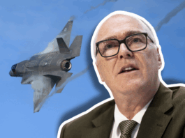 Le Conseil fédéral maintient l’achat des F-35 — plusieurs scénarios sont désormais possibles Collage montrant le portrait d’un homme en costume, chemise, cravate et lunettes, en pleine prise de parole, sur un fond de ciel bleu où un avion de chasse F-35 effectue une montée abrupte.