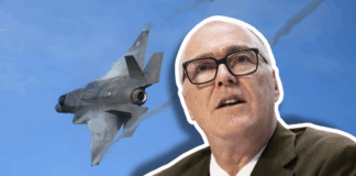 Collage montrant le portrait d’un homme en costume, chemise, cravate et lunettes, en pleine prise de parole, sur un fond de ciel bleu où un avion de chasse F-35 effectue une montée abrupte.