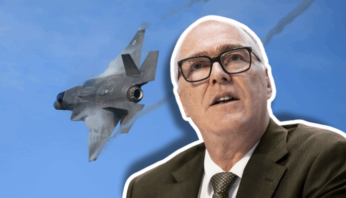Collage montrant le portrait d’un homme en costume, chemise, cravate et lunettes, en pleine prise de parole, sur un fond de ciel bleu où un avion de chasse F-35 effectue une montée abrupte.