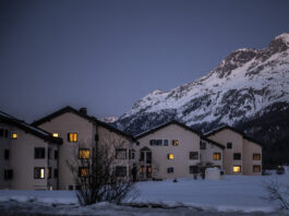 Valeur locative : les cantons mettent en garde contre des hausses d’impôts Vue de nuit tombante d’un petit ensemble de maisons beiges aux toits foncés à Sils, aux Grisons, dont plusieurs fenêtres sont baignées d’une lumière chaude. Elles se dressent au-dessus d’un champ enneigé, devant le flanc d’une haute montagne également couverte de neige, sous un ciel bleu sombre de crépuscule. Le canton des Grisons met en garde contre des hausses d'impôts entraînée par la suppression de la valeur locative.
