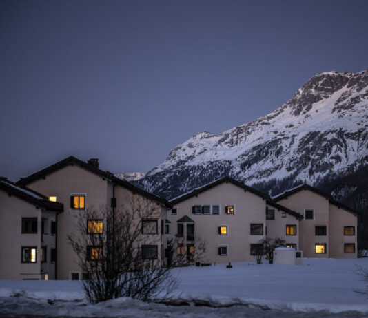 Valeur locative : les cantons mettent en garde contre des hausses d’impôts Vue de nuit tombante d’un petit ensemble de maisons beiges aux toits foncés à Sils, aux Grisons, dont plusieurs fenêtres sont baignées d’une lumière chaude. Elles se dressent au-dessus d’un champ enneigé, devant le flanc d’une haute montagne également couverte de neige, sous un ciel bleu sombre de crépuscule. Le canton des Grisons met en garde contre des hausses d'impôts entraînée par la suppression de la valeur locative.