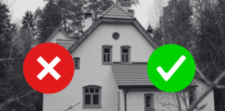 Photographie en noir et blanc d’une maison blanche à toit pentu, entourée d’arbres dénudés. Sur l’image, un grand cercle rouge contenant une croix blanche est placé à gauche de la façade, et un cercle vert avec une coche blanche apparaît à droite.