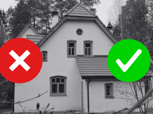 Valeur locative : quatre fausses affirmations du lobby des propriétaires Photographie en noir et blanc d’une maison blanche à toit pentu, entourée d’arbres dénudés. Sur l’image, un grand cercle rouge contenant une croix blanche est placé à gauche de la façade, et un cercle vert avec une coche blanche apparaît à droite.