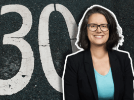 Oriane Sarrasin : « Mettre des bâtons dans les roues du 30 km/h, c’est sacrifier des vies » Montage montrant en arrière-plan le chiffre 30 peint en blanc sur une chaussée asphaltée, et au premier plan sur la droite, le buste d’une femme souriante aux cheveux mi-longs, portant des lunettes, un blazer noir et un t-shirt turquoise, avec un léger trait de contour blanc tout autour d’elle.