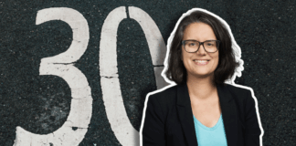 Montage montrant en arrière-plan le chiffre 30 peint en blanc sur une chaussée asphaltée, et au premier plan sur la droite, le buste d’une femme souriante aux cheveux mi-longs, portant des lunettes, un blazer noir et un t-shirt turquoise, avec un léger trait de contour blanc tout autour d’elle.