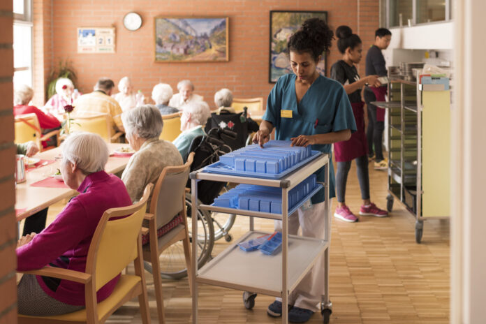 ALTERSZENTRUM, ALTERSHEIM, ALTENHEIM, ALTERSRESIDENZ, SENIORENHEIM, SENIORENRESIDENZ, PFLEGEHEIM, ALTENPFLEGE, BETAGTE, BETREUUNG, GESUNDHEITSWESEN, PFLEGEFACHPERSON, PFLEGEFACHPERSONEN, PFLEGEDIENST, PFLEGEFACHKRAFT, KRANKENSCHWESTER, KRANKENPFLEGER, KRAN