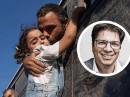 Chercheur en paix sur la situation en Israël/Palestine : « Il faut un processus commun auquel toutes les parties puissent faire confiance » Sous un ciel bleu, un homme penché par la fenêtre d’un autocar sombre serre une petite fille dans ses bras et l’embrasse sur la joue. La fillette, vêtue d’une salopette en jean et d’un t-shirt blanc, agrippe le rebord du véhicule, le regard mélancolique, tandis qu’un autre passager observe la scène en arrière-plan.