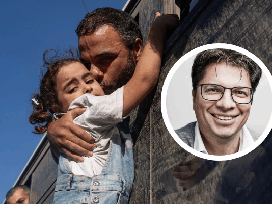 Chercheur en paix sur la situation en Israël/Palestine : « Il faut un processus commun auquel toutes les parties puissent faire confiance » Sous un ciel bleu, un homme penché par la fenêtre d’un autocar sombre serre une petite fille dans ses bras et l’embrasse sur la joue. La fillette, vêtue d’une salopette en jean et d’un t-shirt blanc, agrippe le rebord du véhicule, le regard mélancolique, tandis qu’un autre passager observe la scène en arrière-plan.