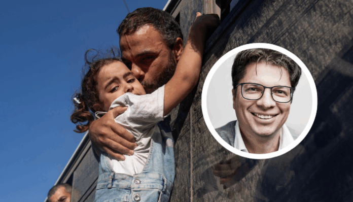 Sous un ciel bleu, un homme penché par la fenêtre d’un autocar sombre serre une petite fille dans ses bras et l’embrasse sur la joue. La fillette, vêtue d’une salopette en jean et d’un t-shirt blanc, agrippe le rebord du véhicule, le regard mélancolique, tandis qu’un autre passager observe la scène en arrière-plan.