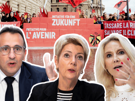 Fuite des ultra-riches suite à l’initiative pour l’avenir : mythe ou réalité ? Montage photo combinant, en arrière-plan, un groupe de manifestants alignés derrière un mur factice de briques rouges, tenant des drapeaux et banderoles trilingues (en français, allemand et italien) appelant à taxer les plus fortunés pour « sauver le climat » et « construire l’avenir ». Au premier plan, trois portraits détourés avec liseré blanc : à gauche, un homme d’âge moyen portant lunettes, costume sombre et cravate, regard sérieux ; au centre, une femme d’âge mûr aux cheveux gris coupés court, vêtue d’une veste sombre et d’un t-shirt à rayures, l’air attentif ; à droite, une femme aux longs cheveux blonds, habillée de blanc, la main levée en geste d’explication, ongles vernissés de rouge.