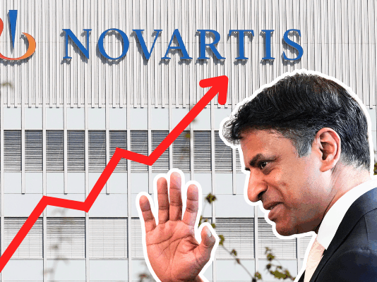 Médicaments : Novartis demande encore plus d’argent malgré des prix déjà élevés Montage photographique : en arrière-plan, la façade d’un immeuble gris clair arbore en grand le logo et le nom « NOVARTIS ». En surimpression, une flèche rouge zigzaguant de l’angle inférieur gauche vers l’angle supérieur droit symbolise une forte progression. Au premier plan, sur la droite, un homme en costume sombre, de profil, lève la main comme pour saluer.