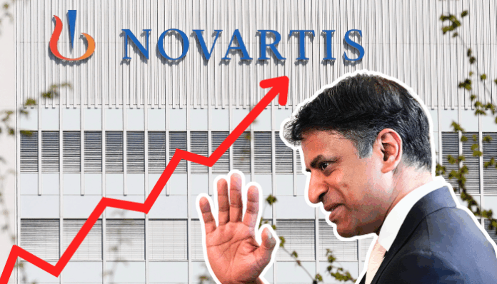 Montage photographique : en arrière-plan, la façade d’un immeuble gris clair arbore en grand le logo et le nom « NOVARTIS ». En surimpression, une flèche rouge zigzaguant de l’angle inférieur gauche vers l’angle supérieur droit symbolise une forte progression. Au premier plan, sur la droite, un homme en costume sombre, de profil, lève la main comme pour saluer.