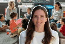 « Payons mieux celles et ceux qui font grandir la Suisse ! » — Journal d’une éducatrice #5 Au premier plan, une jeune femme aux cheveux bruns et longs, souriante, vêtue d’un pull blanc, sur un fond clair. En arrière-plan, une salle où sept enfants sont assis en cercle sur un grand tapis gris : certains tiennent des ballons ou des jouets. Deux enseignantes, l’une aux cheveux blonds assise à gauche, l’autre aux cheveux foncés assise à droite, encadrent le groupe et les regardent attentivement. Des tables basses et du matériel pédagogique décorent la pièce.