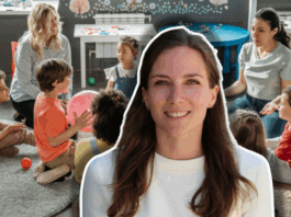 « Payons mieux celles et ceux qui font grandir la Suisse ! » — Journal d’une éducatrice #5 Au premier plan, une jeune femme aux cheveux bruns et longs, souriante, vêtue d’un pull blanc, sur un fond clair. En arrière-plan, une salle où sept enfants sont assis en cercle sur un grand tapis gris : certains tiennent des ballons ou des jouets. Deux enseignantes, l’une aux cheveux blonds assise à gauche, l’autre aux cheveux foncés assise à droite, encadrent le groupe et les regardent attentivement. Des tables basses et du matériel pédagogique décorent la pièce.