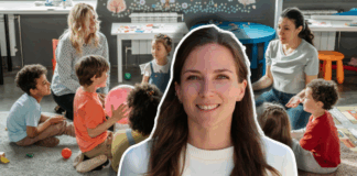 « Payons mieux celles et ceux qui font grandir la Suisse ! » — Journal d’une éducatrice #5 Au premier plan, une jeune femme aux cheveux bruns et longs, souriante, vêtue d’un pull blanc, sur un fond clair. En arrière-plan, une salle où sept enfants sont assis en cercle sur un grand tapis gris : certains tiennent des ballons ou des jouets. Deux enseignantes, l’une aux cheveux blonds assise à gauche, l’autre aux cheveux foncés assise à droite, encadrent le groupe et les regardent attentivement. Des tables basses et du matériel pédagogique décorent la pièce.