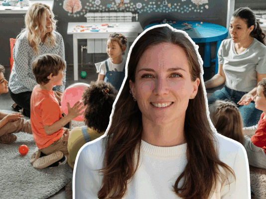 « Payons mieux celles et ceux qui font grandir la Suisse ! » — Journal d’une éducatrice #5 Au premier plan, une jeune femme aux cheveux bruns et longs, souriante, vêtue d’un pull blanc, sur un fond clair. En arrière-plan, une salle où sept enfants sont assis en cercle sur un grand tapis gris : certains tiennent des ballons ou des jouets. Deux enseignantes, l’une aux cheveux blonds assise à gauche, l’autre aux cheveux foncés assise à droite, encadrent le groupe et les regardent attentivement. Des tables basses et du matériel pédagogique décorent la pièce.