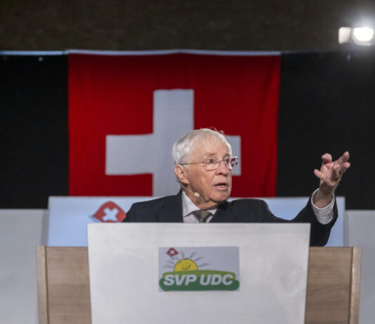 Un franc pour toi, dix francs pour moi — comment les milliardaires influencent la politique Christoph Blocher milliardaire initiative pour l'avenir