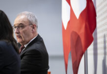 Des milliards, des armes et des poulets au chlore : le vrai accord du Conseil fédéral avec Trump Guy Parmelin à la conférence de presse après l'annonce de l'accord avec Trump du Conseil fédéral