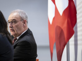 Des milliards, des armes et des poulets au chlore : le vrai accord du Conseil fédéral avec Trump Guy Parmelin à la conférence de presse après l'annonce de l'accord avec Trump du Conseil fédéral