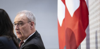 Des milliards, des armes et des poulets au chlore : le vrai accord du Conseil fédéral avec Trump Guy Parmelin à la conférence de presse après l'annonce de l'accord avec Trump du Conseil fédéral