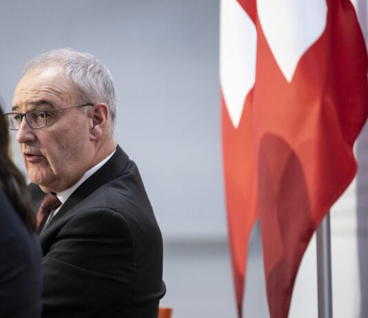 Des milliards, des armes et des poulets au chlore : le vrai accord du Conseil fédéral avec Trump Guy Parmelin à la conférence de presse après l'annonce de l'accord avec Trump du Conseil fédéral