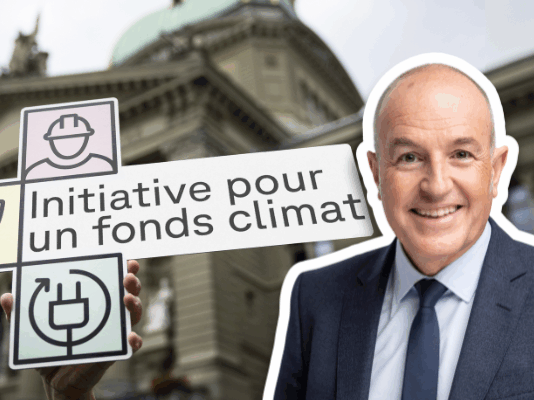 « Nous avons besoin d’investissements supplémentaires dans les infrastructures » Sur la droite, Roland Fischer, souriant en costume-cravate en buste, détouré sur un fond extérieur. À gauche, une main tient une pancarte blanche ornée de trois pictogrammes (un ouvrier au casque, une feuille, une prise électrique) et portant l’inscription “Initiative pour un fonds climat”. En arrière-plan, flou, la façade en pierre du Palais fédéral, coiffé d’un dôme, sous un ciel nuageux.