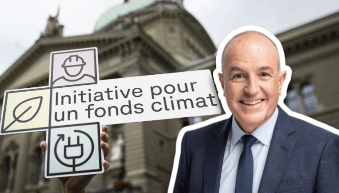 Fischer Sur la droite, Roland Fischer, souriant en costume-cravate en buste, détouré sur un fond extérieur. À gauche, une main tient une pancarte blanche ornée de trois pictogrammes (un ouvrier au casque, une feuille, une prise électrique) et portant l’inscription “Initiative pour un fonds climat”. En arrière-plan, flou, la façade en pierre du Palais fédéral, coiffé d’un dôme, sous un ciel nuageux.