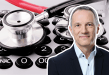 « Abaisser le coût des primes de l’assurance-maladie pour une majorité d’assuré-es : une évidente nécessité ! » un montage montrant, en arrière-plan, un gros plan d’une calculette grise sur laquelle repose un stéthoscope aux tuyaux rouge et noir, et, au premier plan, la silhouette détourée de Laurent Kurth souriant en veste de costume sombre et chemise blanche.