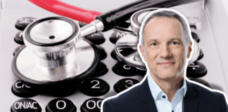 « Abaisser le coût des primes de l’assurance-maladie pour une majorité d’assuré-es : une évidente nécessité ! » un montage montrant, en arrière-plan, un gros plan d’une calculette grise sur laquelle repose un stéthoscope aux tuyaux rouge et noir, et, au premier plan, la silhouette détourée de Laurent Kurth souriant en veste de costume sombre et chemise blanche.