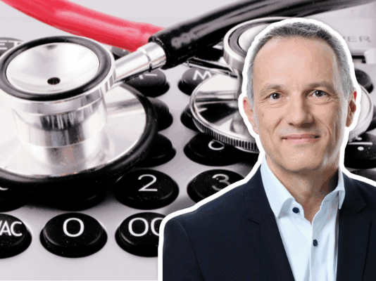 « Abaisser le coût des primes de l’assurance-maladie pour une majorité d’assuré-es : une évidente nécessité ! » un montage montrant, en arrière-plan, un gros plan d’une calculette grise sur laquelle repose un stéthoscope aux tuyaux rouge et noir, et, au premier plan, la silhouette détourée de Laurent Kurth souriant en veste de costume sombre et chemise blanche.