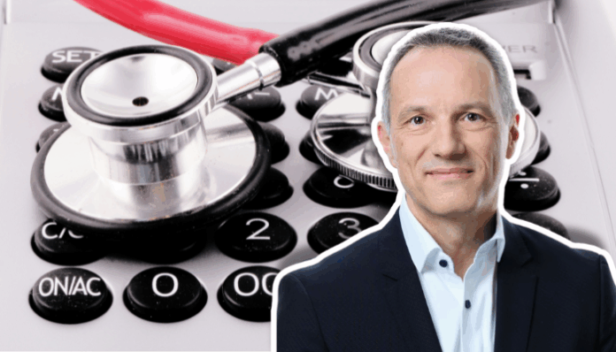 un montage montrant, en arrière-plan, un gros plan d’une calculette grise sur laquelle repose un stéthoscope aux tuyaux rouge et noir, et, au premier plan, la silhouette détourée de Laurent Kurth souriant en veste de costume sombre et chemise blanche.