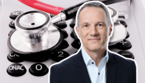 un montage montrant, en arrière-plan, un gros plan d’une calculette grise sur laquelle repose un stéthoscope aux tuyaux rouge et noir, et, au premier plan, la silhouette détourée de Laurent Kurth souriant en veste de costume sombre et chemise blanche.