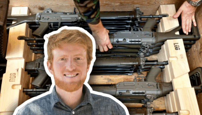 Portrait détouré en médaillon d’un homme roux souriant, chemise à carreaux, superposé sur l’image d’arrière-plan montrant plusieurs fusils d’assaut empilés dans des caisses en bois, deux mains en uniforme les ajustant.