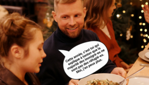 Un homme souriant, assis à table en train de servir un plat à une jeune fille à sa gauche, dans un décor de fête de fin d’année. Une bulle de bande dessinée signale : « Cette année, c’est toi qui expliques à tonton que la majorité des immigré·e·s ne sont pas des réfugié·e·s. Moi, j’en peux plus. »