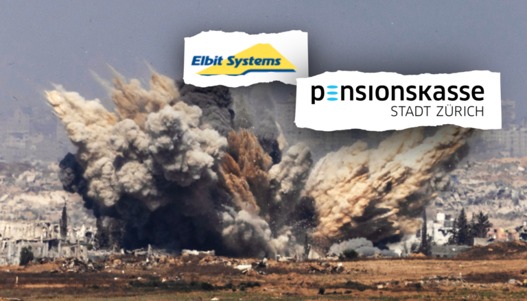 Une vaste explosion soulève un nuage de poussière brune et de fumée noire au-dessus d’un paysage urbain en ruines, surmontée de deux logos collés sur un papier à bords déchirés : « Elbit Systems » (jaune et bleu) et « Pensionskasse Stadt Zürich » (noir et bleu).