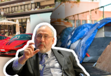 Le prix Nobel d’économie Stiglitz dénonce une crise des inégalités Image composée de trois scènes juxtaposées : À gauche, plusieurs voitures de sport rouges garées devant la terrasse extérieure d’un café chic, avec parasols et tables alignés sous un immeuble à étages. Au centre, Josef Stiglitz, un homme d’âge mûr, cheveux grisonnants, vêtu d’un costume-cravate et assis devant un micro, qui tient son pouce et son index rapprochés comme pour souligner un détail de son propos. À droite, un campement urbain constitué de tentes et d’abris de fortune posés sur un trottoir, certaines couvertes de bâches bleues.