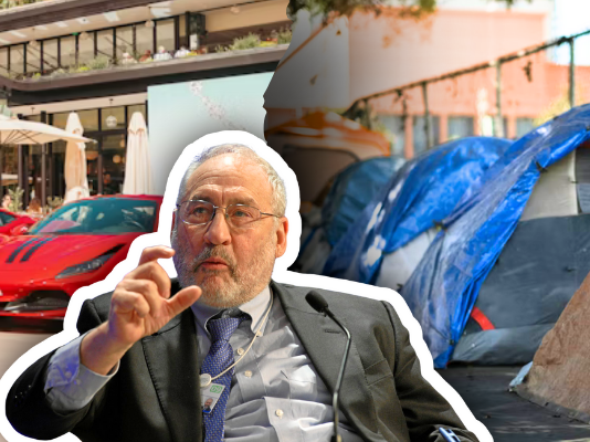 Le prix Nobel d’économie Stiglitz dénonce une crise des inégalités Image composée de trois scènes juxtaposées : À gauche, plusieurs voitures de sport rouges garées devant la terrasse extérieure d’un café chic, avec parasols et tables alignés sous un immeuble à étages. Au centre, Josef Stiglitz, un homme d’âge mûr, cheveux grisonnants, vêtu d’un costume-cravate et assis devant un micro, qui tient son pouce et son index rapprochés comme pour souligner un détail de son propos. À droite, un campement urbain constitué de tentes et d’abris de fortune posés sur un trottoir, certaines couvertes de bâches bleues.