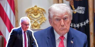 L’accord douanier avec Trump est rejeté par la population Photomontage : au centre, un plan rapproché sur Donald Trump, visage grave, en costume bleu et cravate rouge, avec, à l’arrière-plan, une partie du drapeau américain et l’emblème présidentiel. Au premier plan, en bas à gauche, la silhouette découpée et bordée d’un liseré blanc d’un homme en costume sombre et cravate, en position de marche.